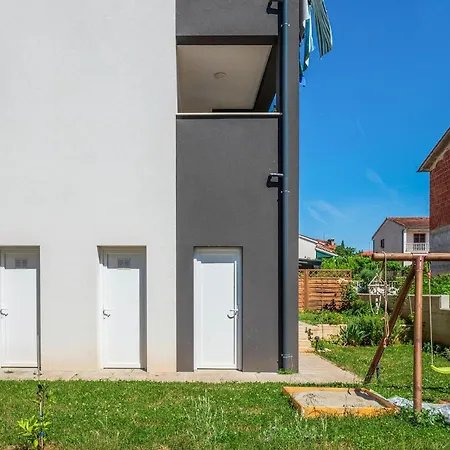 1 Bedroom In דירה *