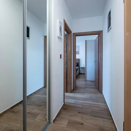 1 Bedroom In דירה פולה