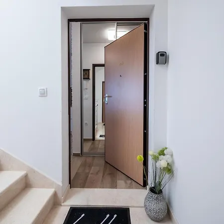 1 Bedroom In דירה *