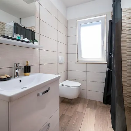 1 Bedroom In * פולה
