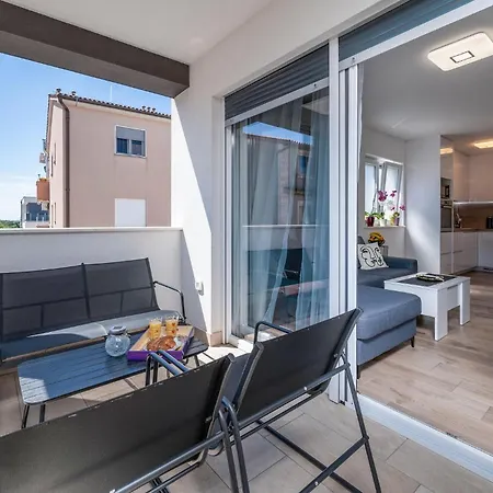 1 Bedroom In דירה *